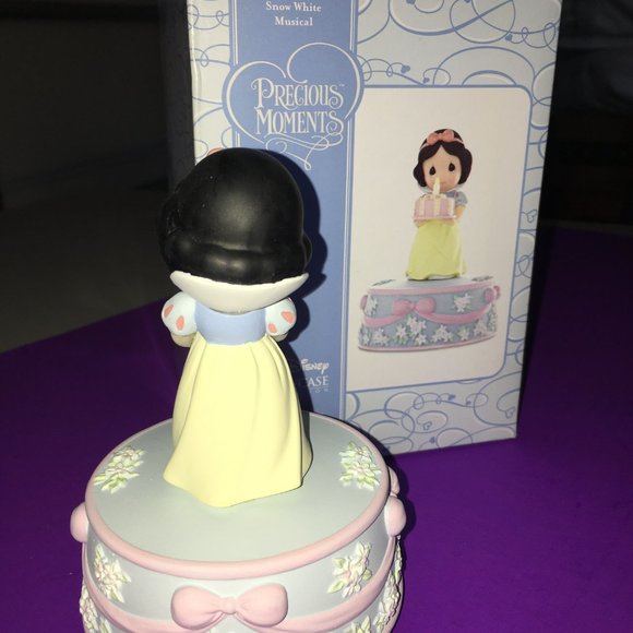 Precious Moments Disney Showcase Collection Snow White First Birthday Musical - Picture 5 of 7